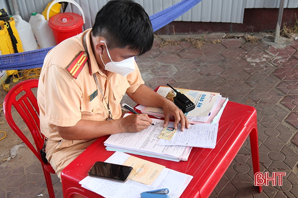 Xử phạt 14 xe ôtô chở người từ “vùng đỏ” miền Nam về Hà Tĩnh