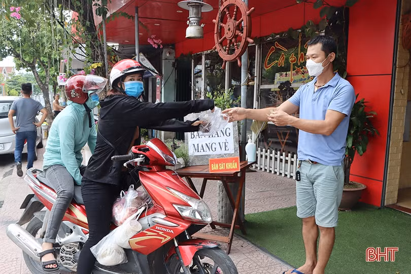 Quán ăn, tiệm cà phê ở Cẩm Xuyên chỉ bán mang về