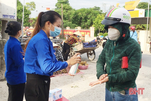 Phát tờ rơi, khẩu trang phòng dịch cho người dân và tiểu thương ở Cẩm Xuyên