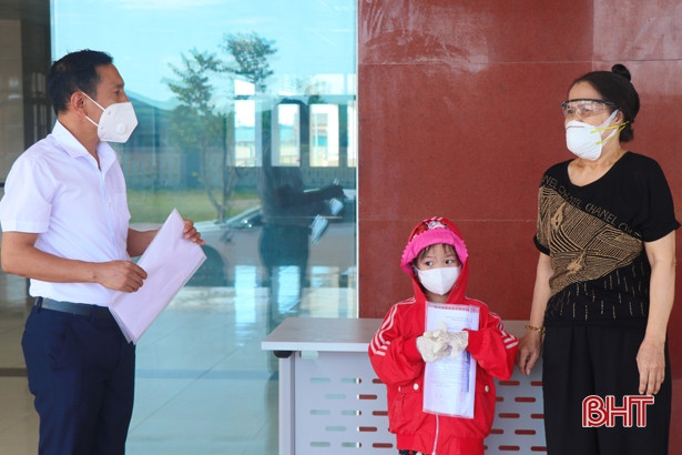 Thêm 2 bệnh nhân COVID-19 điều trị tại Trung tâm Y tế huyện Kỳ Anh ra viện