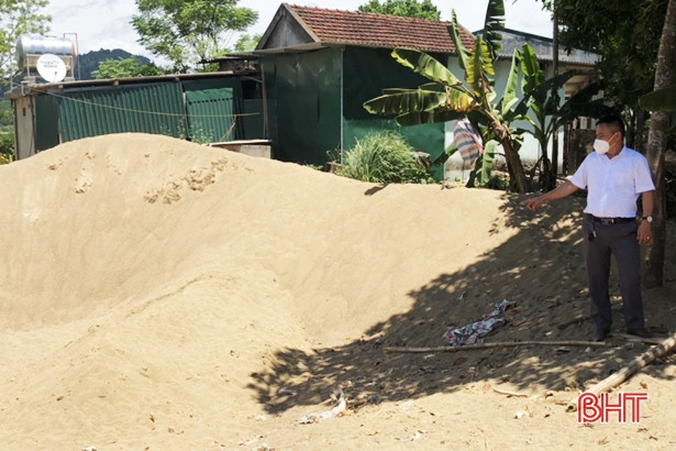 Vũ Quang xử phạt 2 điểm tập kết cát trái phép 