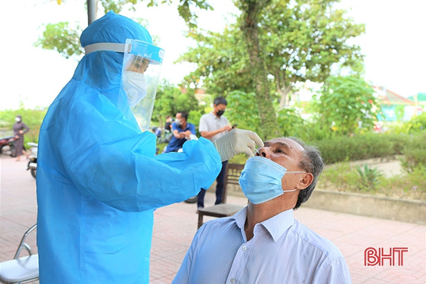 Thạch Hà lấy mẫu test nhanh 1.117 hộ kinh doanh hai bên quốc lộ 1