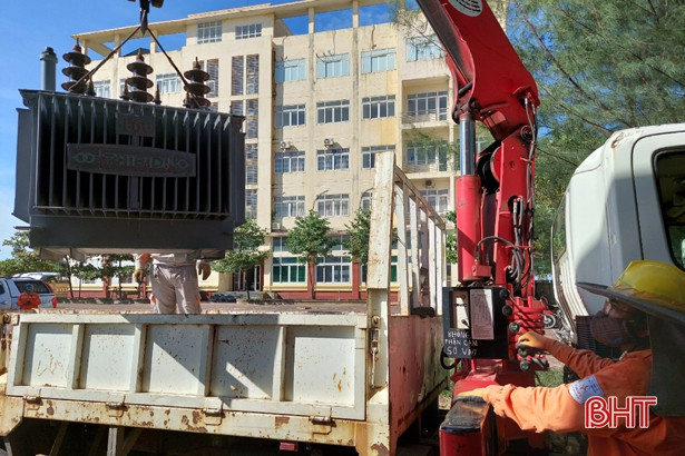 Điện lực Cẩm Xuyên thay mới biến áp, cấp điện an toàn cho các khu cách ly