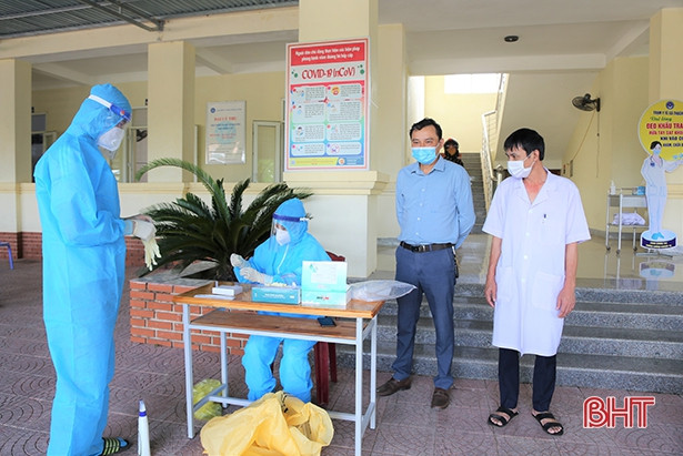 Thạch Hà lấy mẫu test nhanh 1.117 hộ kinh doanh hai bên quốc lộ 1