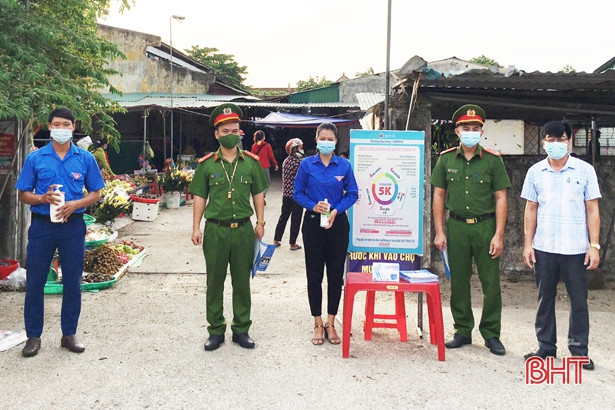 Phát tờ rơi, khẩu trang phòng dịch cho người dân và tiểu thương ở Cẩm Xuyên