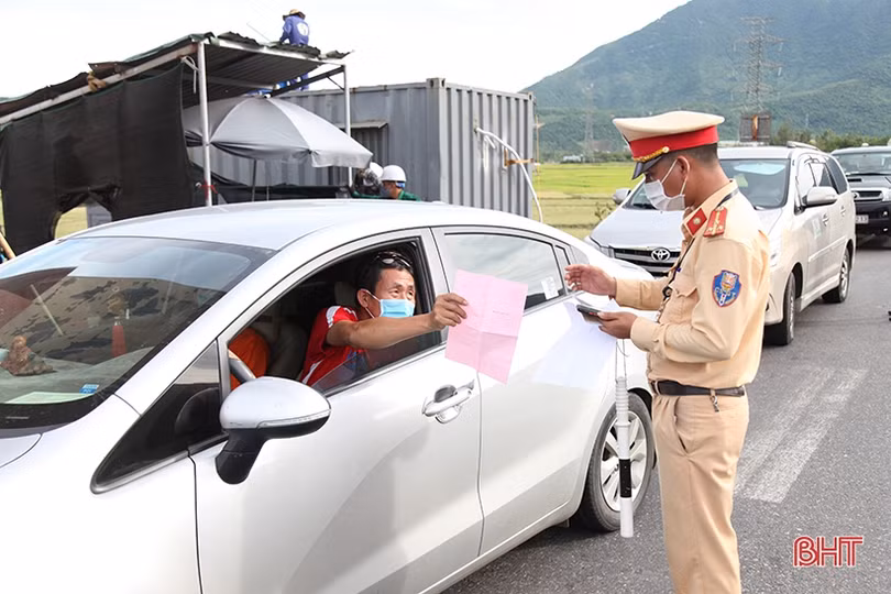 Nhiều chủ xe ôtô bất chấp vi phạm khi chở người từ vùng dịch về Hà Tĩnh
