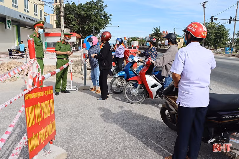 Nhịp sống của người dân thị trấn Cẩm Xuyên ngày đầu thực hiện Chỉ thị 16