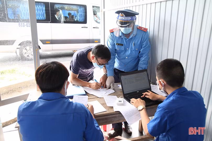 Nhiều chủ xe ôtô bất chấp vi phạm khi chở người từ vùng dịch về Hà Tĩnh