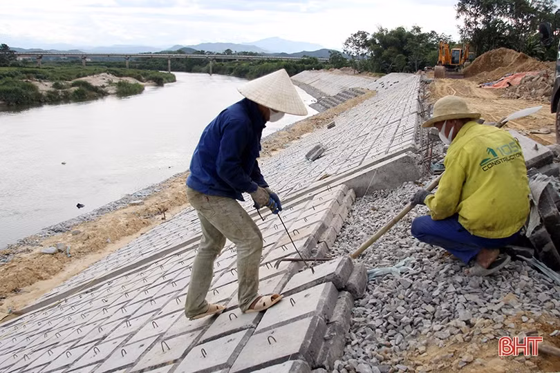 “Chạy đua” với thời gian trên các công trình phòng lũ ở Hương Sơn