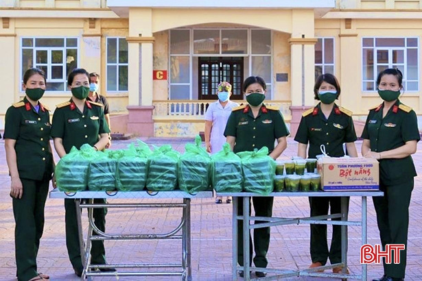 Phụ nữ Ban CHQS huyện Thạch Hà trao tặng “bữa cơm mùa dịch”