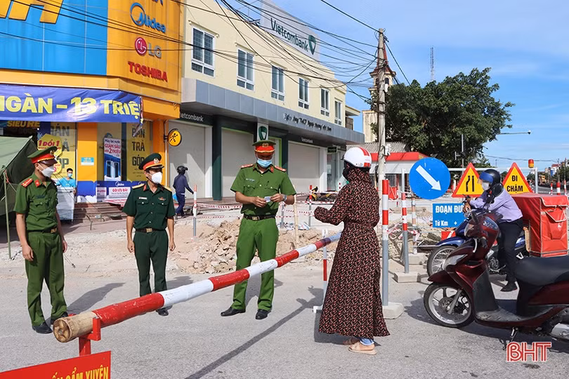 Lãnh đạo Cẩm Xuyên động viên các chốt kiểm soát phòng dịch