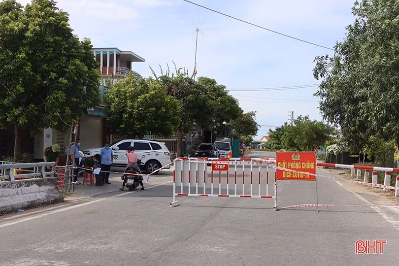 Lãnh đạo Cẩm Xuyên động viên các chốt kiểm soát phòng dịch