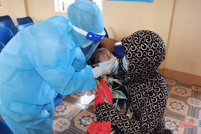 Nhịp sống của người dân thị trấn Cẩm Xuyên ngày đầu thực hiện Chỉ thị 16