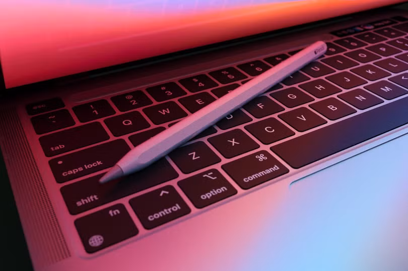 Lộ diện mô hình MacBook Pro với khay chứa bút cảm ứng