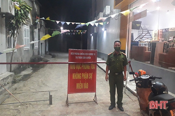 Điều động 90 cán bộ, nhân viên y tế hỗ trợ Cẩm Xuyên lấy mẫu xét nghiệm diện rộng