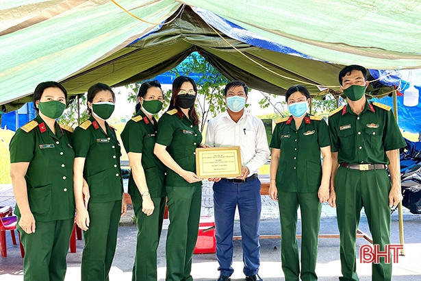 Phụ nữ Ban CHQS huyện Thạch Hà trao tặng “bữa cơm mùa dịch”