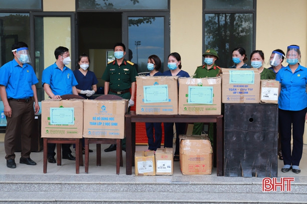 Cán bộ, giáo viên Nghi Xuân hỗ trợ 320 suất ăn cho các khu cách ly