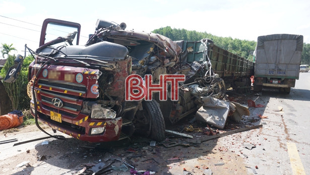 Hà Tĩnh: Xe tải, xe đầu kéo tông nhau, 1 người tử vong tại chỗ