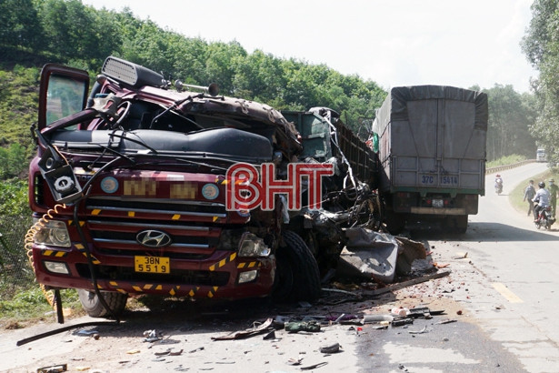 Hà Tĩnh: Xe tải, xe đầu kéo tông nhau, 1 người tử vong tại chỗ