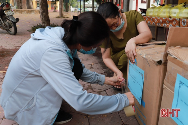 Cán bộ, giáo viên Nghi Xuân hỗ trợ 320 suất ăn cho các khu cách ly