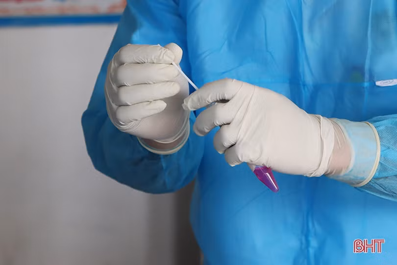 Hoàn thành lấy mẫu xét nghiệm cho hơn 10.000 người ở Cẩm Xuyên trong tối nay