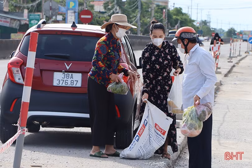 Nhịp sống của người dân thị trấn Cẩm Xuyên ngày đầu thực hiện Chỉ thị 16