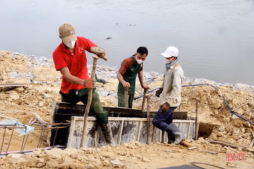 “Chạy đua” với thời gian trên các công trình phòng lũ ở Hương Sơn
