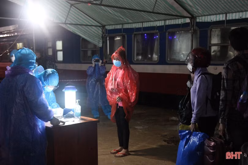 Các địa phương ở Hà Tĩnh bàn giao công dân hoàn thành cách ly sau khi trở về trên chuyến tàu SE 14
