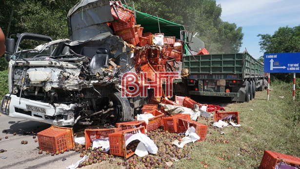 Hà Tĩnh: Xe tải, xe đầu kéo tông nhau, 1 người tử vong tại chỗ