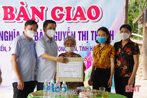 Bàn giao nhà tình nghĩa cho vợ liệt sỹ ở Hương Sơn