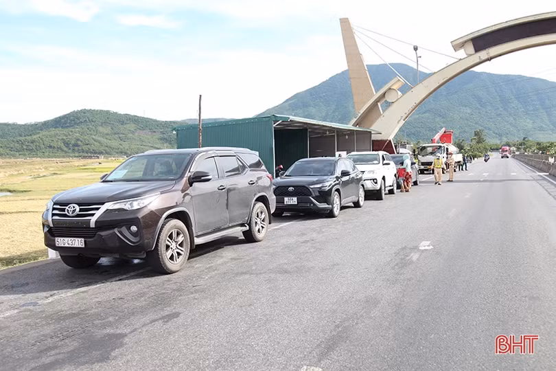 Nhiều chủ xe ôtô bất chấp vi phạm khi chở người từ vùng dịch về Hà Tĩnh