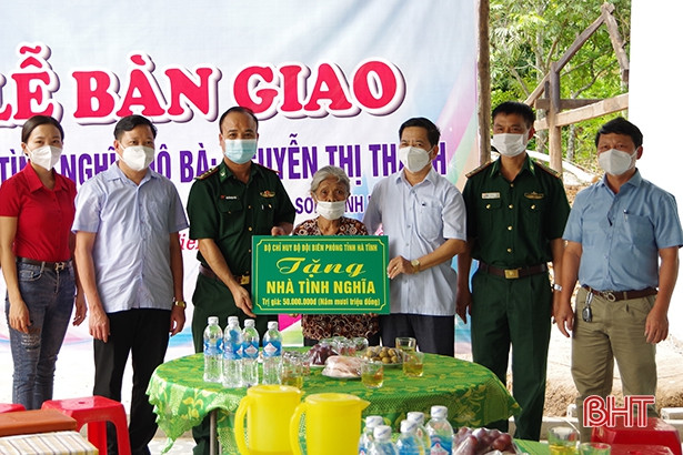 Bàn giao nhà tình nghĩa cho vợ liệt sỹ ở Hương Sơn