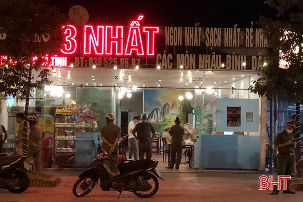 Vi phạm quy định phòng chống dịch COVID-19, 2 chủ cơ sở kinh doanh ăn uống ở TP Hà Tĩnh bị phạt 15 triệu đồng