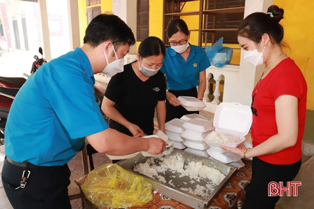 Cán bộ, giáo viên Nghi Xuân hỗ trợ 320 suất ăn cho các khu cách ly