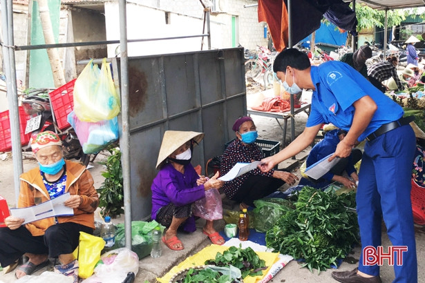 Phát tờ rơi, khẩu trang phòng dịch cho người dân và tiểu thương ở Cẩm Xuyên