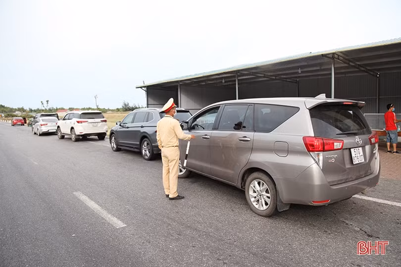 Nhiều chủ xe ôtô bất chấp vi phạm khi chở người từ vùng dịch về Hà Tĩnh