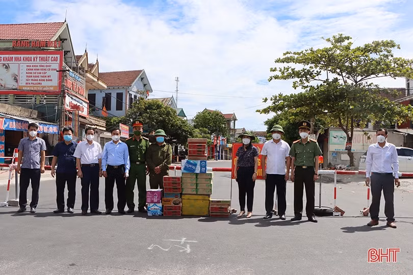 Lãnh đạo Cẩm Xuyên động viên các chốt kiểm soát phòng dịch