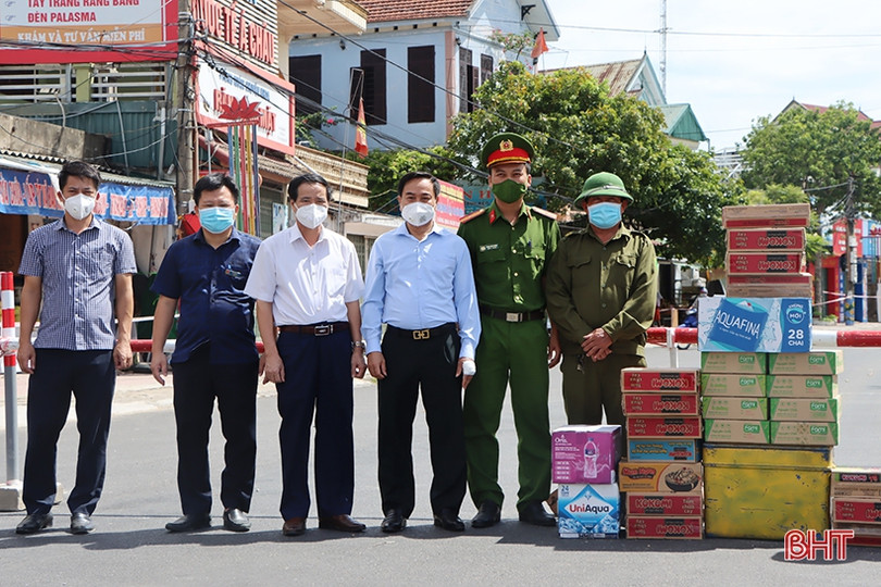 Lãnh đạo Cẩm Xuyên động viên các chốt kiểm soát phòng dịch