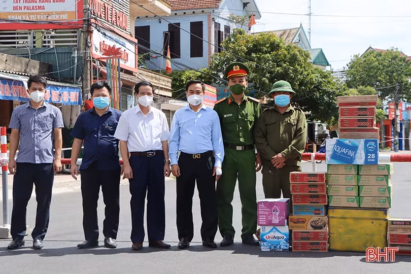 Lãnh đạo Cẩm Xuyên động viên các chốt kiểm soát phòng dịch