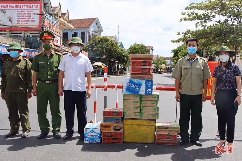 Lãnh đạo Cẩm Xuyên động viên các chốt kiểm soát phòng dịch