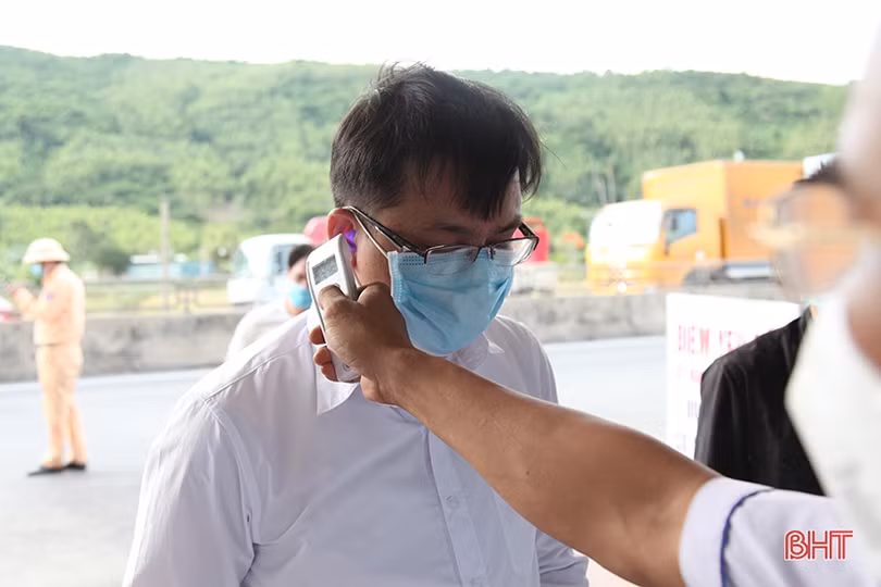 Nhiều chủ xe ôtô bất chấp vi phạm khi chở người từ vùng dịch về Hà Tĩnh