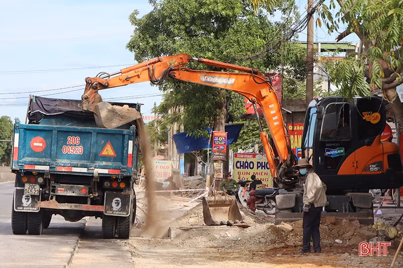 Nhịp sống của người dân thị trấn Cẩm Xuyên ngày đầu thực hiện Chỉ thị 16