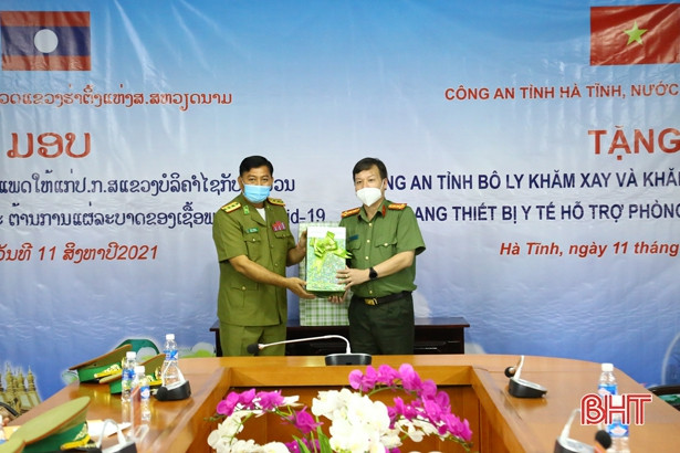 Trao tặng trang thiết bị y tế cho công an 2 tỉnh nước bạn Lào