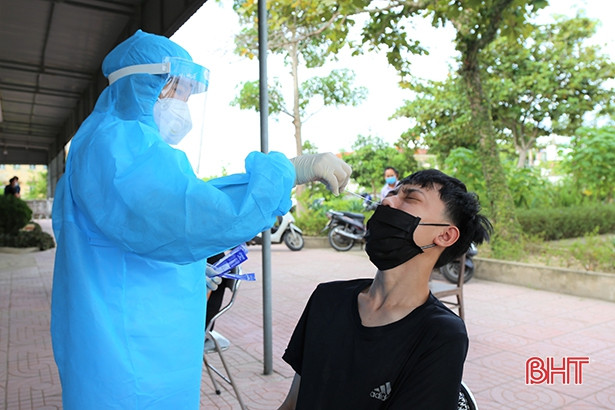 Thạch Hà lấy mẫu test nhanh 1.117 hộ kinh doanh hai bên quốc lộ 1