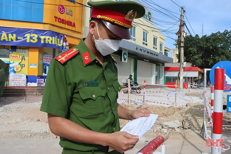 Lãnh đạo Cẩm Xuyên động viên các chốt kiểm soát phòng dịch