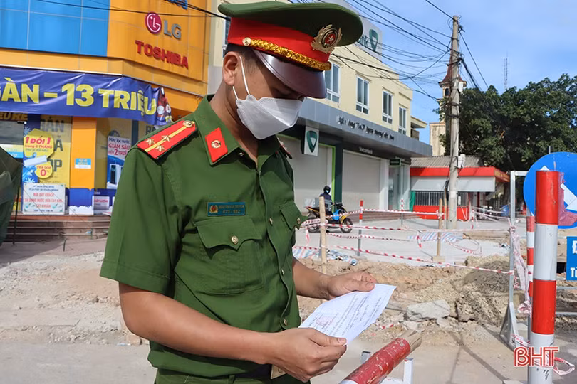 Lãnh đạo Cẩm Xuyên động viên các chốt kiểm soát phòng dịch