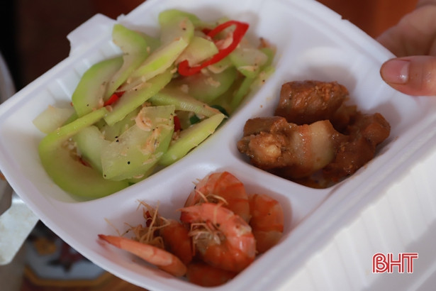 Cán bộ, giáo viên Nghi Xuân hỗ trợ 320 suất ăn cho các khu cách ly