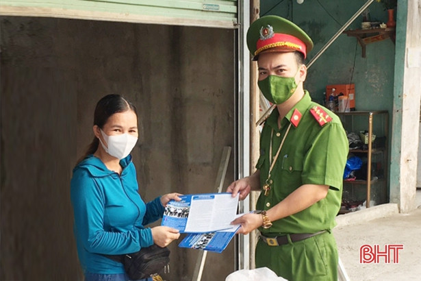 Phát tờ rơi, khẩu trang phòng dịch cho người dân và tiểu thương ở Cẩm Xuyên