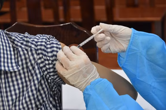 Người đã tiêm vaccine đối mặt COVID-19 như thế nào?