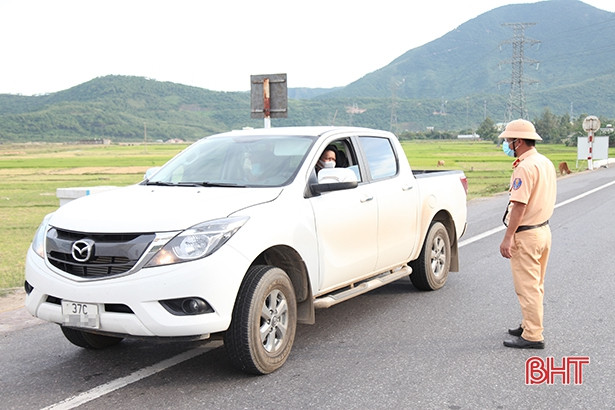 Hà Tĩnh: Xử phạt 6 phương tiện vận tải hành khách vi phạm quy định phòng chống dịch COVID-19